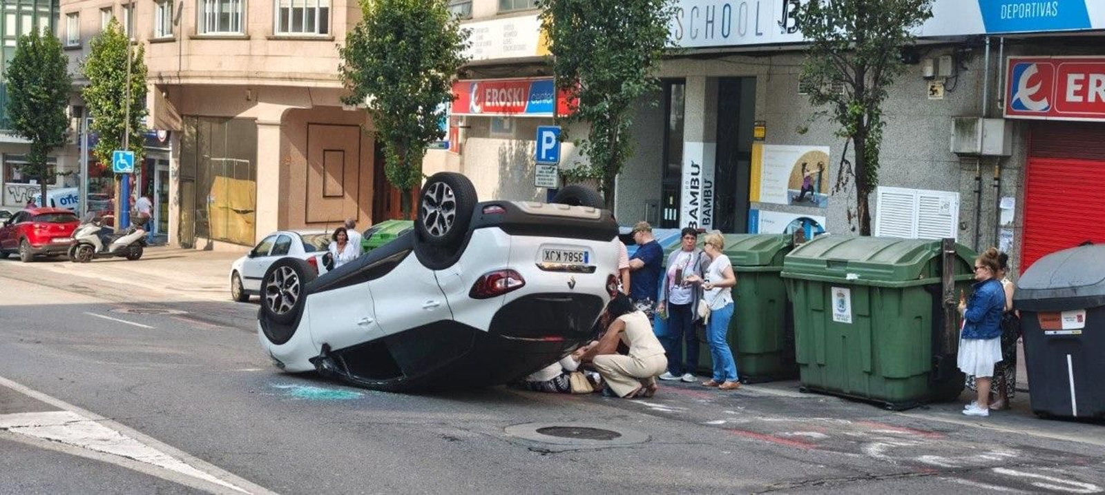 El vehículo volcado en la Travesía de Vigo.