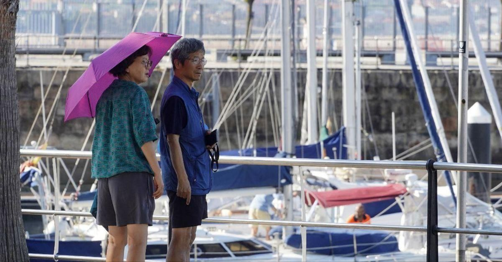 Dos turistas visitando Vigo, paseando por la zona del Náutico.