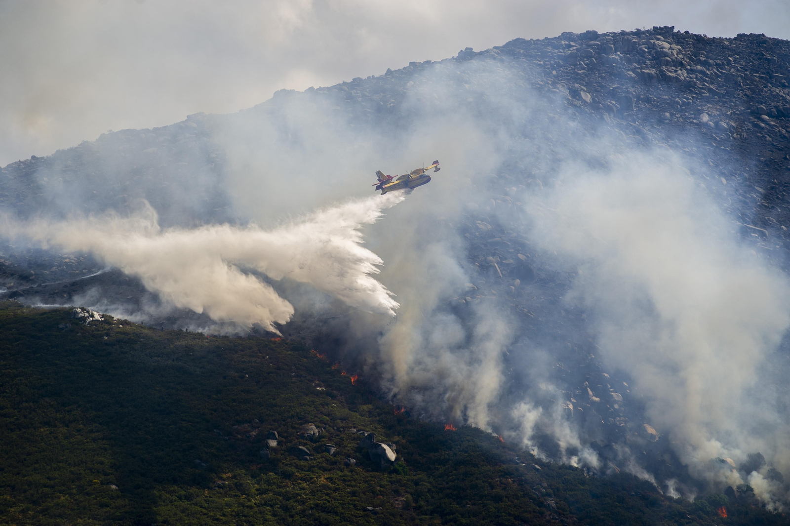 Incendio en Río Caldo, Lobios. (Foto: Martiño Pinal)