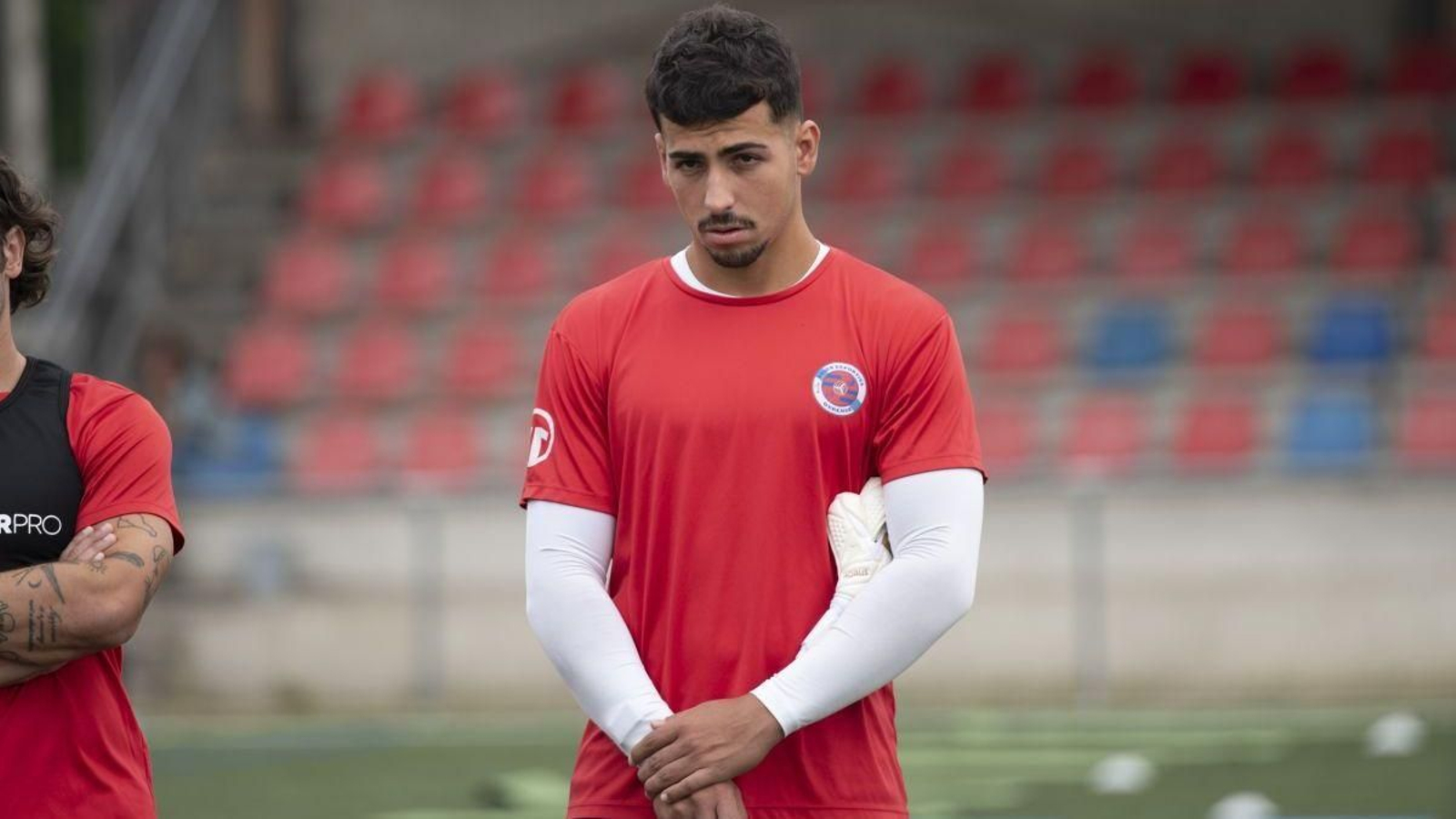 El portero pontevedrés de la UD Ourense, Manu Vizoso, antes de comenzar un entrenamiento.