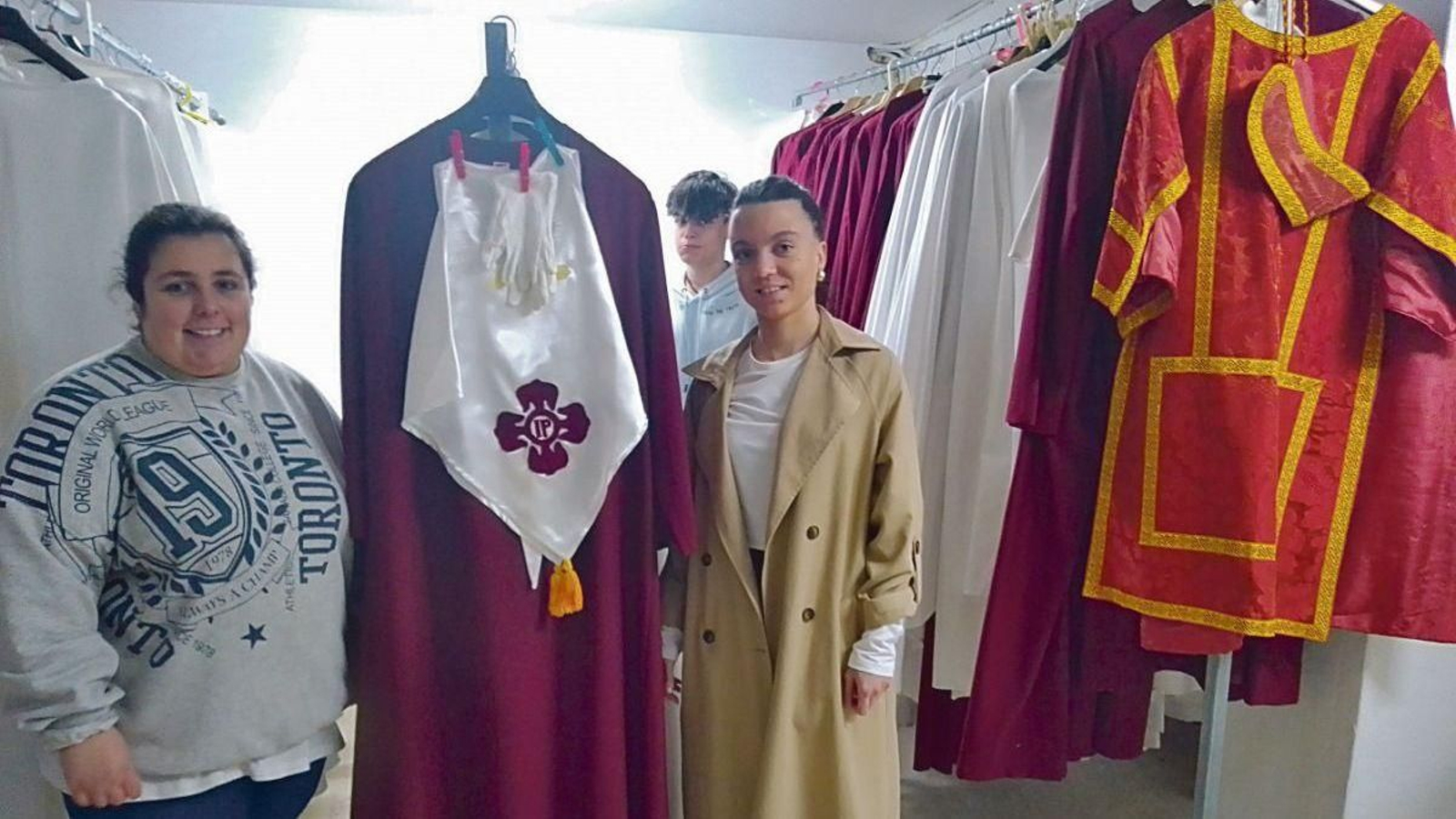 Jóvenes integrantes de la banda de la Cofradía del Espíritu Santo en el local donde se preparan.