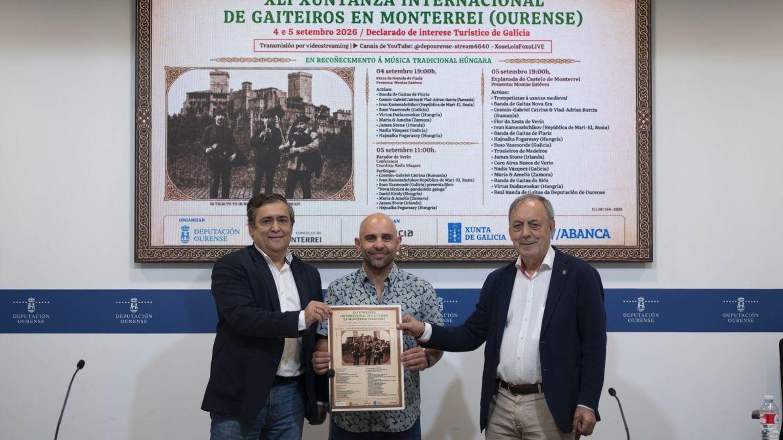 José Luis Suárez, Marcos Sende y Xosé Luis Foxo con el cartel de la Xuntanza.
