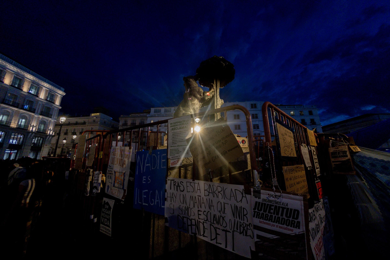 Galería | La acampada de Sol por una vivienda digna se sigue extendiendo y los congregados insisten en esta medida de presión