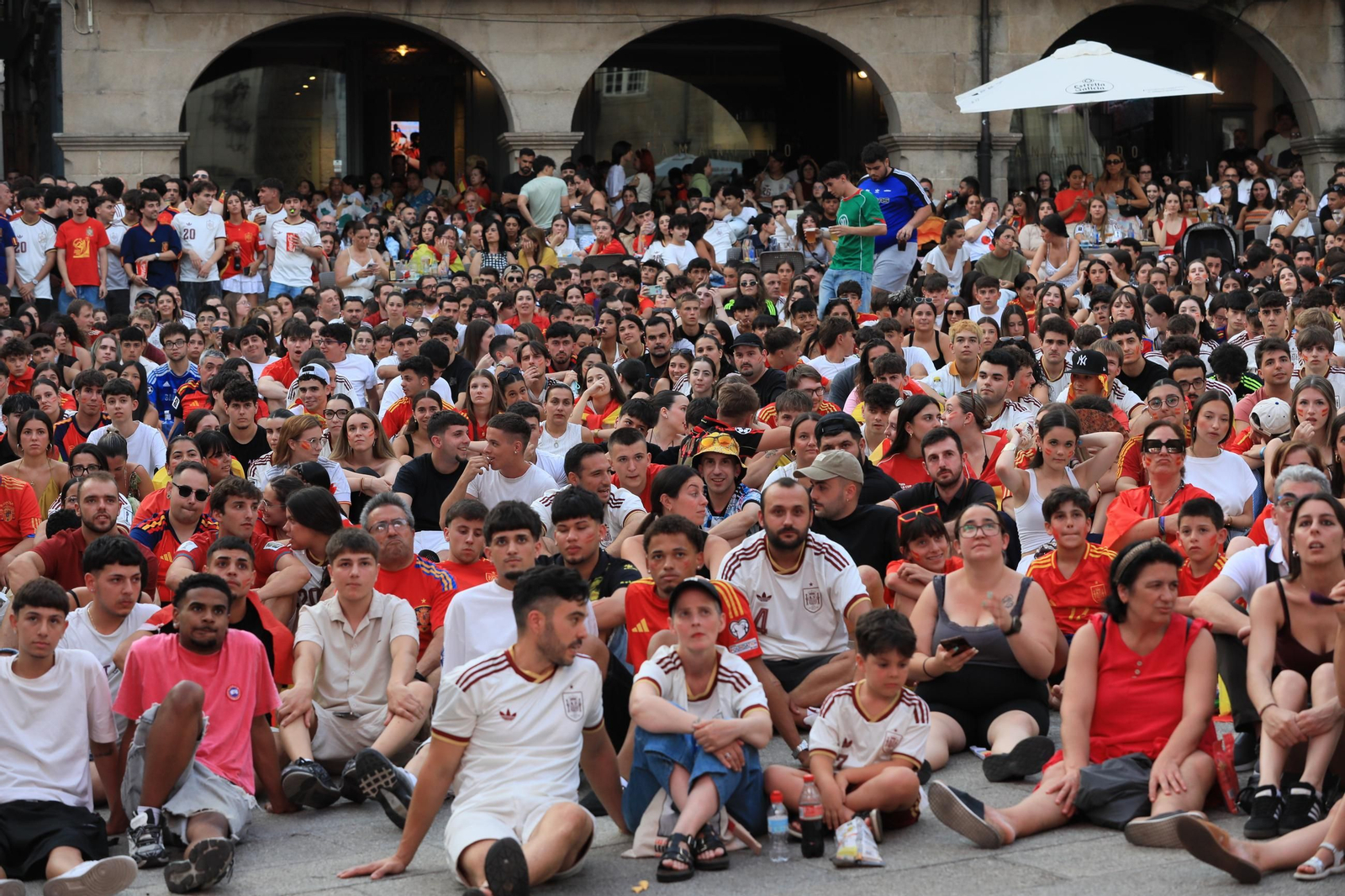 Galería | Ambiente y expectación en las terrazas de Ourense para disfrutar del partido de la selección española ante Portugal , en fotos