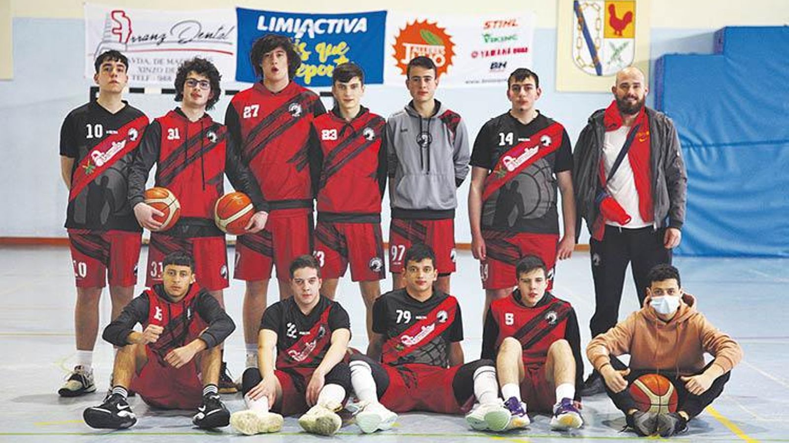 Los jugadores del Xinzo, el equipo campeón, antes del partido.