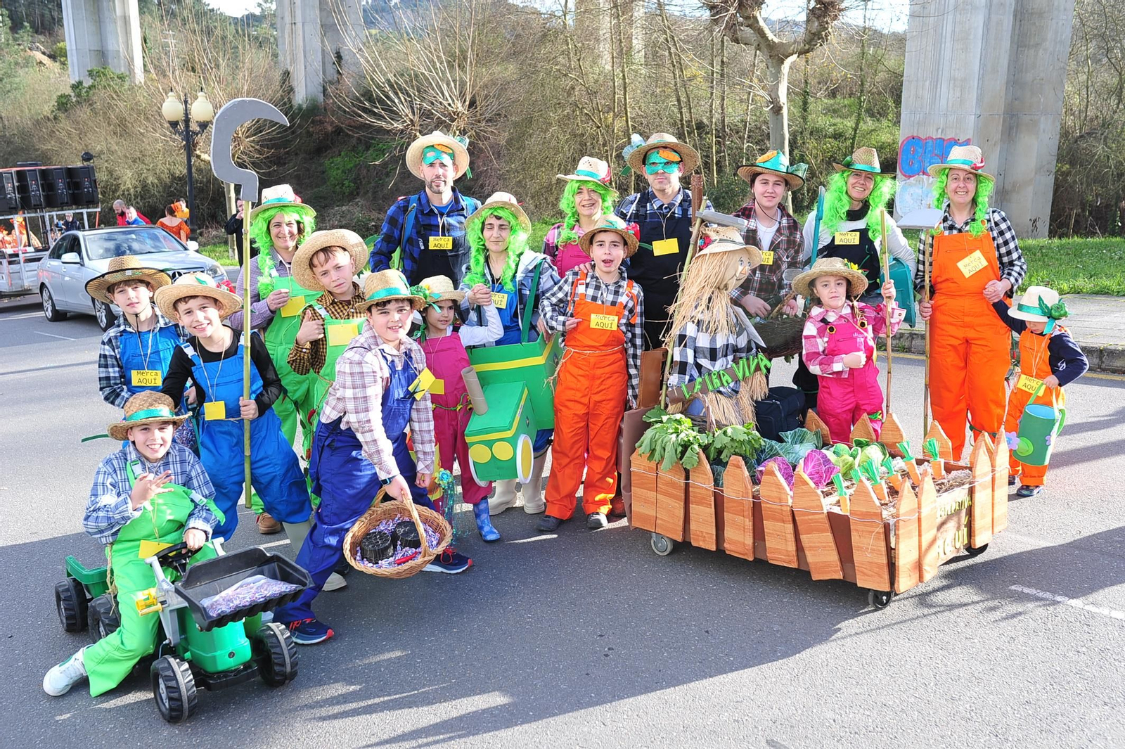Galería | Color y retranca se pasean por las calles de A Valenzá durante su Martes de Entroido