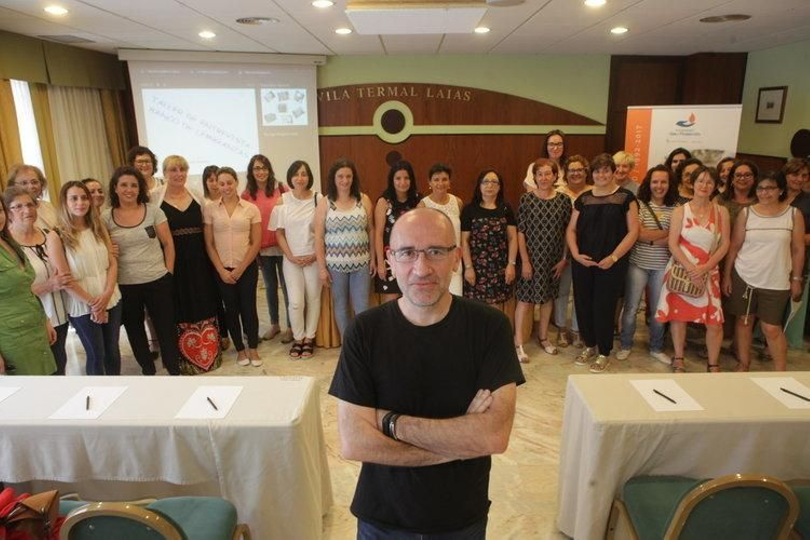 Roberto Fernández, con un grupo de directoras y educadoras de las residencias de la Fundación San Rosendo, en Laias. (M. ATRIO)