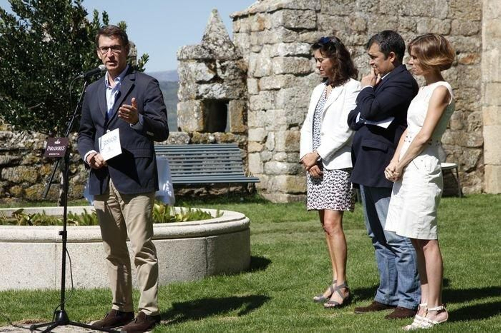 El presidente de la Xunta, Alberto Núñez Feijóo, hablando en el Castillo de Monterrei.
