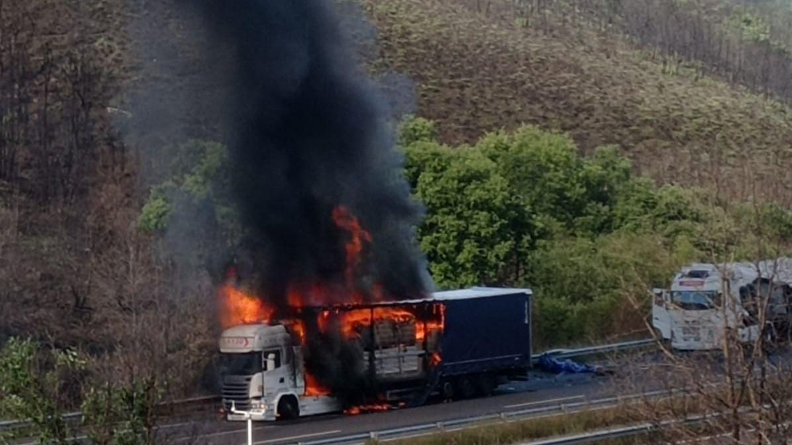 Dos camiones han colisionado en la A-52, a la altura de A Gudiña, en un accidente que ha provocado el incendio de uno de los vehículos.