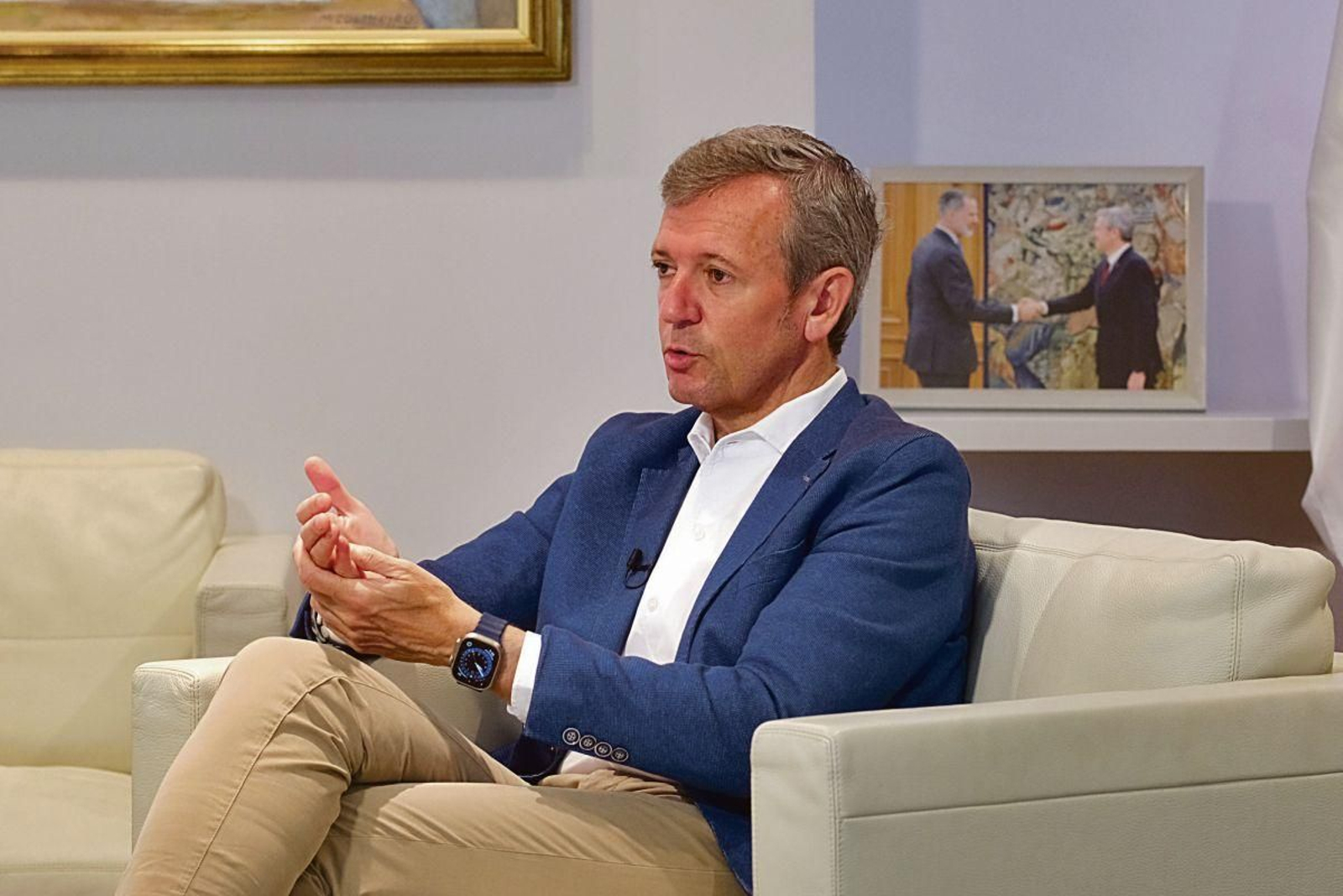 O presidente da Xunta, Alfonso Rueda, durante a entrevista no seu despacho.