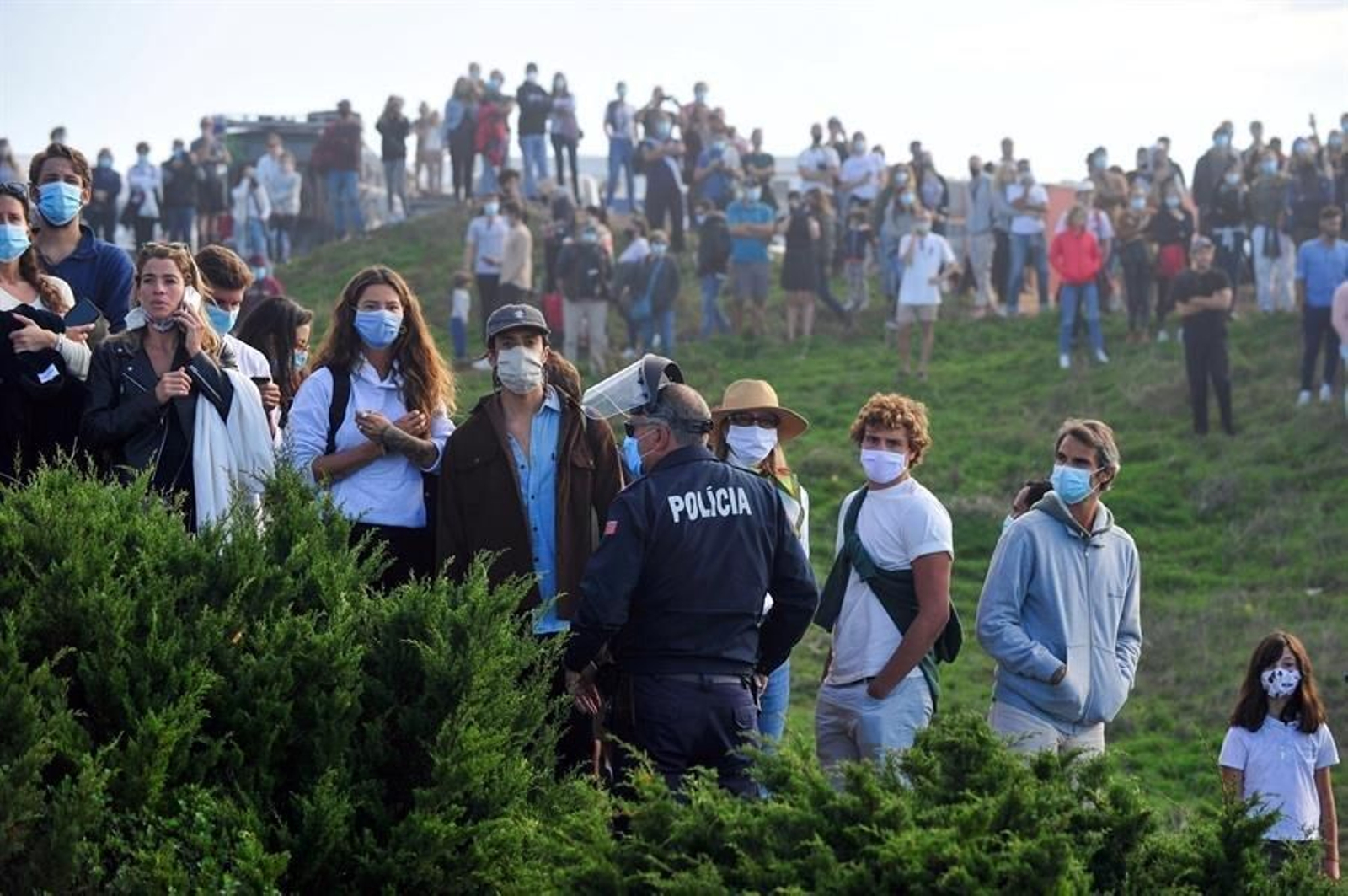 Miles de personas observan las olas gigantes en Nazaré.// EFE/ Carlos Barroso