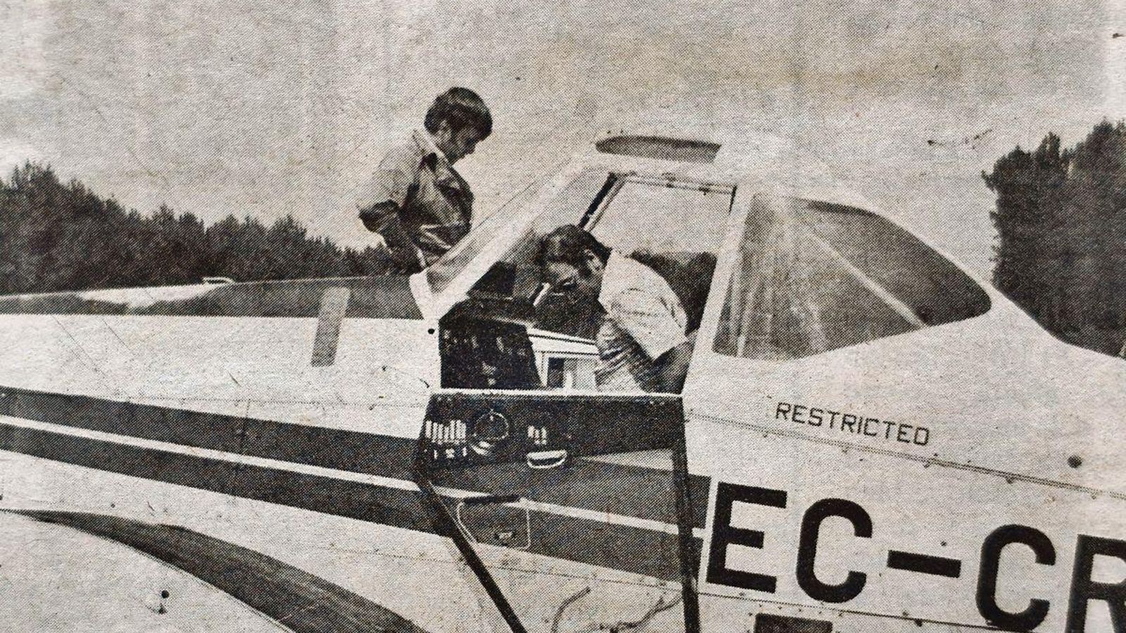 El piloto Juan José Navacerrada y un mecánico revisan el avión.