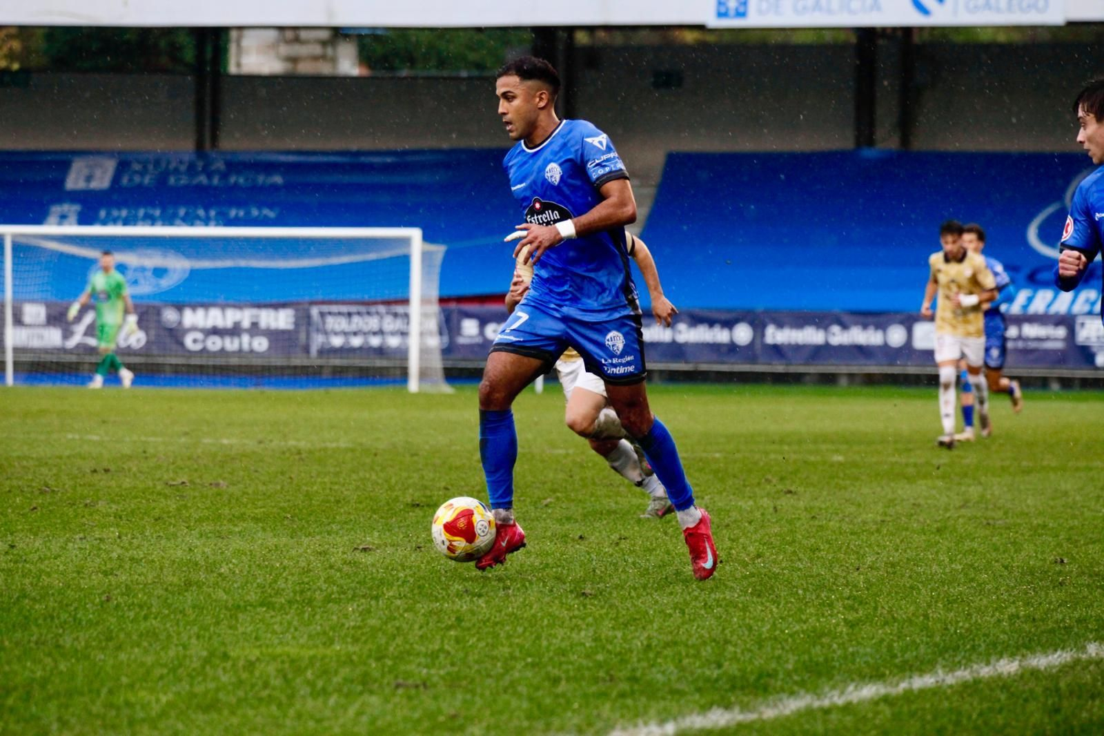 Galería | Tarde de lluvia y fútbol en O Couto