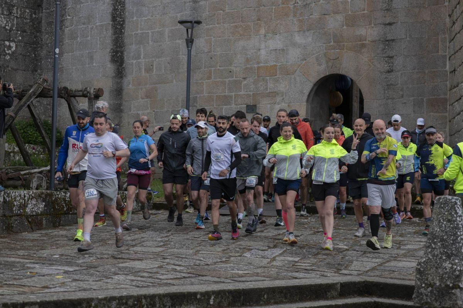 Los atletas, durantes los primeros metros de la competición de resistencia, con el castillo de Castro Caldelas como centro neurálgico de las operaciones.