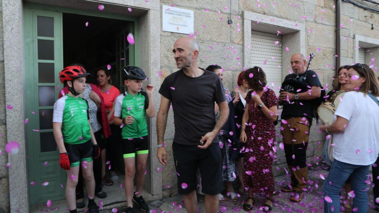 Pétalos y música para honrar a Xulio Conde a la salida del pleno en el que acordó nombrarle hijo predilecto de Maceda.