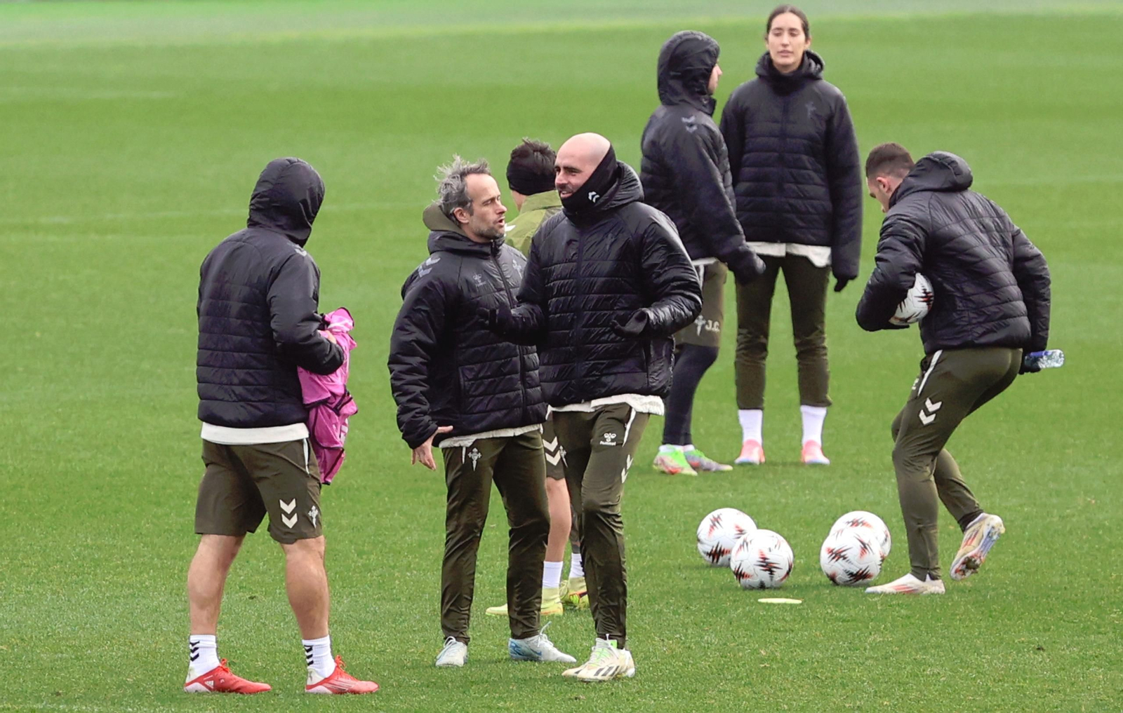 Claudio Giráldez, ayer en la ciudad deportiva de Mos rodeado de parte de su cuerpo técnico.