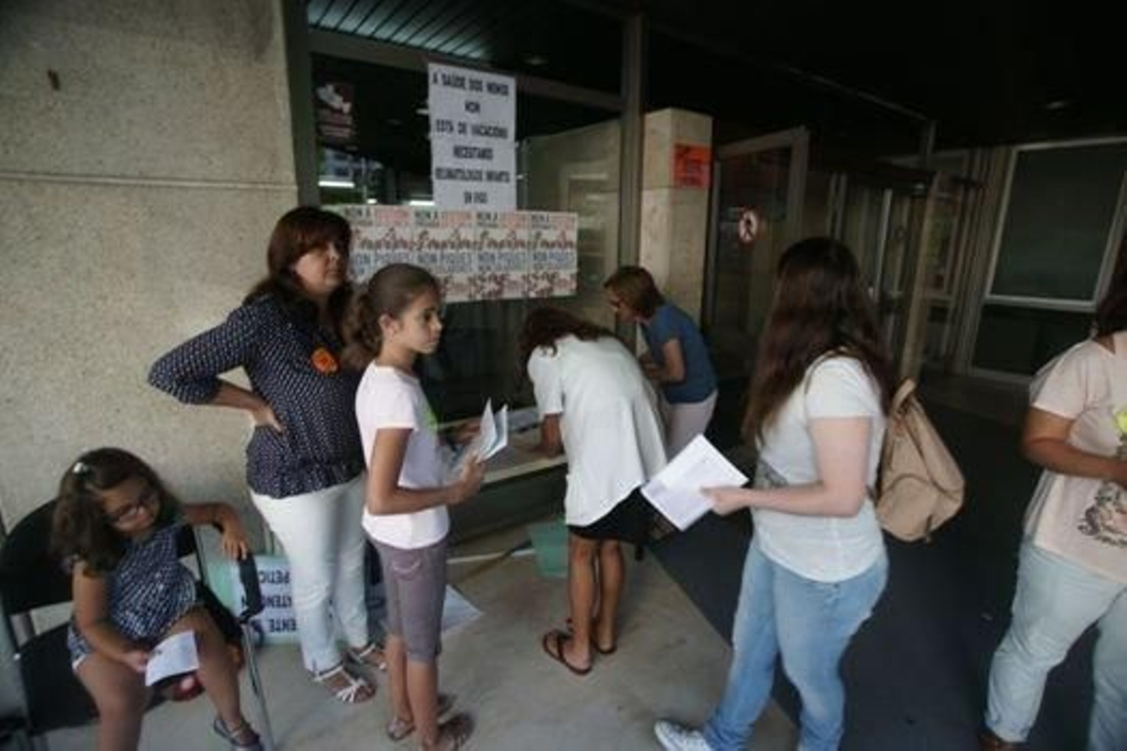 Los padres se movilizaron ayer a las puertas del Xeral.