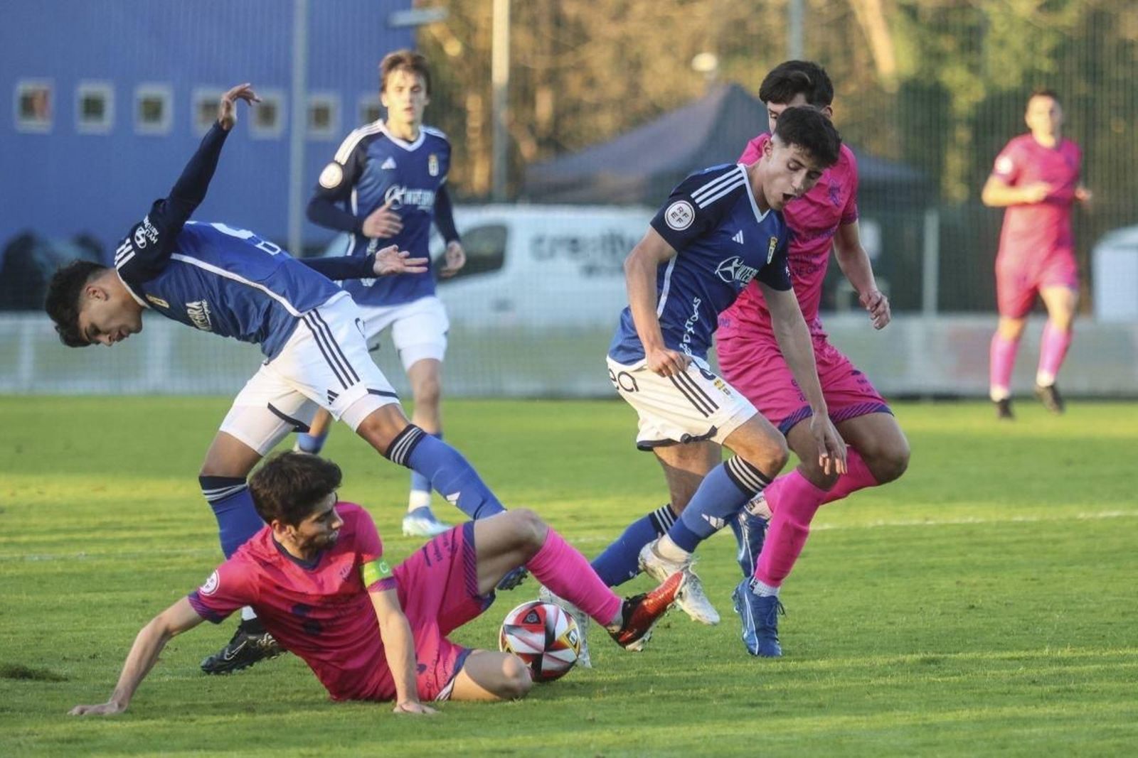 Manu Morgade, capitán del Ourense CF, lucha por la pelota en el Requexón.
