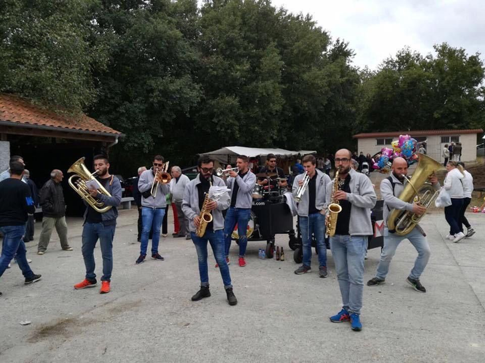 Los músicos de la Charanga XL de Xinzo, de entre 25 y 30 años, en una actuación.