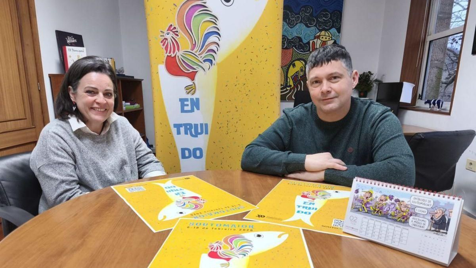 O alcalde Manu Lourenzo e a concelleira Rosana Comesaña, co programa do Entroido.