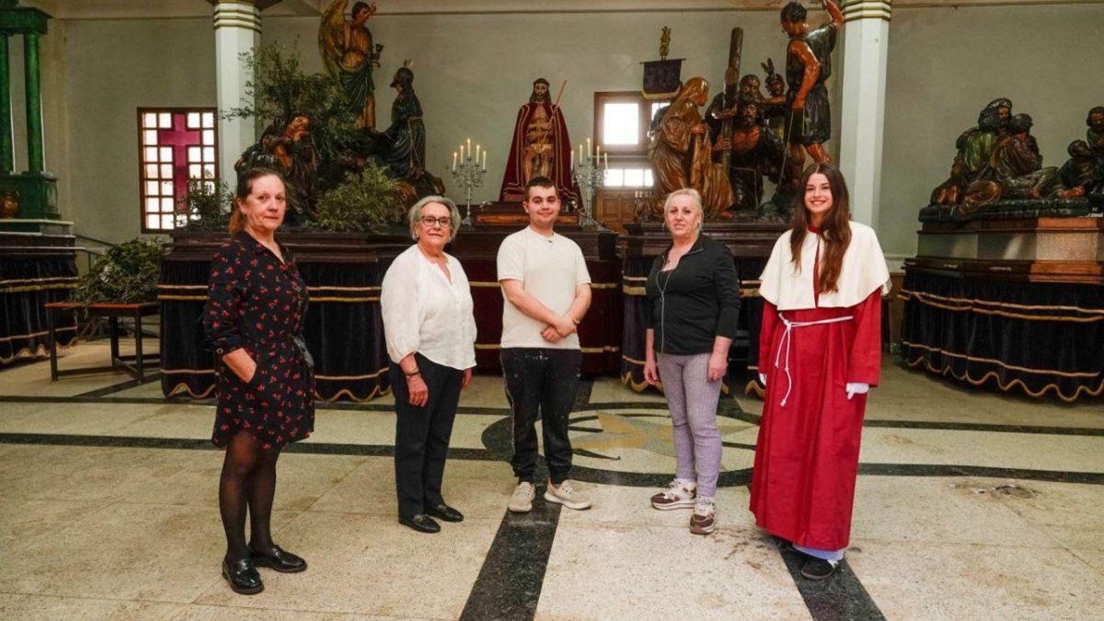 Fragueiro y su equipo de trabajo, ayer ultimando los últimos detalles de la Semana Santa viguesa