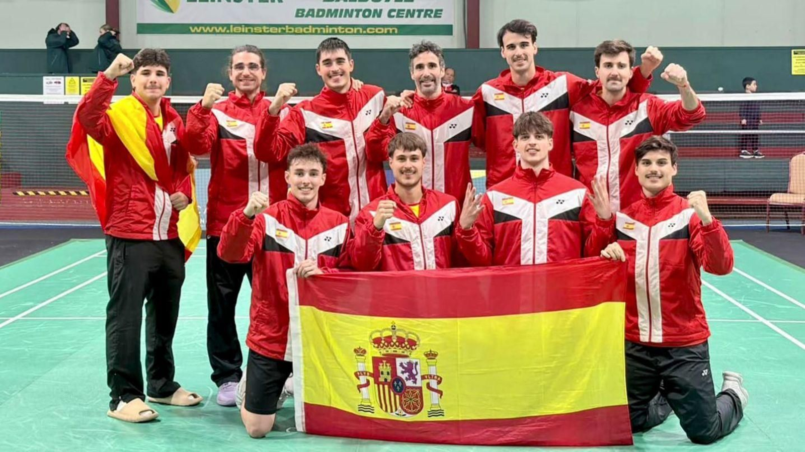 El vigués Jacobo Fernández (1º, izqda., abajo) celebra con el equipo.