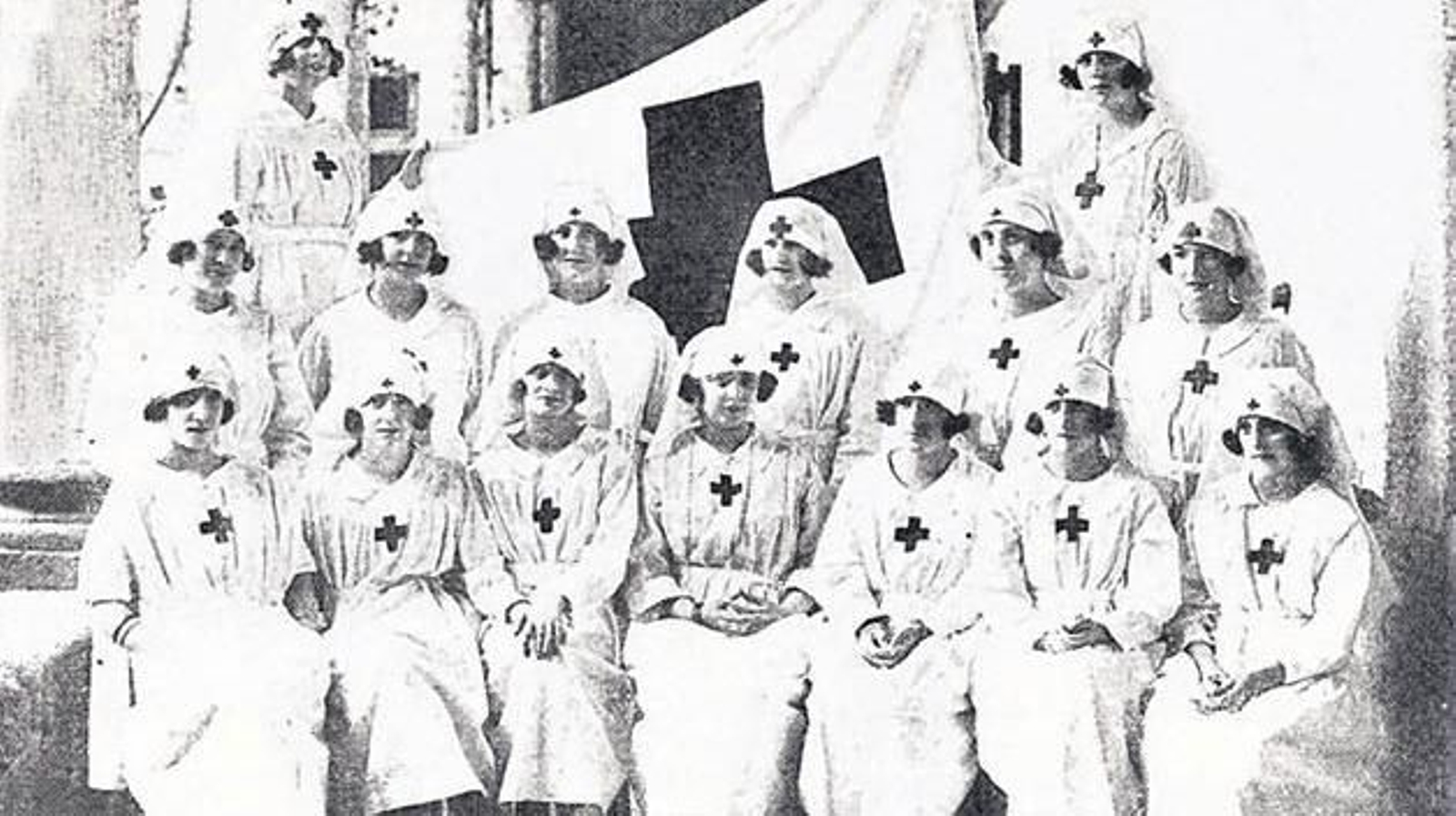 Jóvenes orensanas, con el uniforme de la Cruz Roja. (Vida Gallega. 1921)
