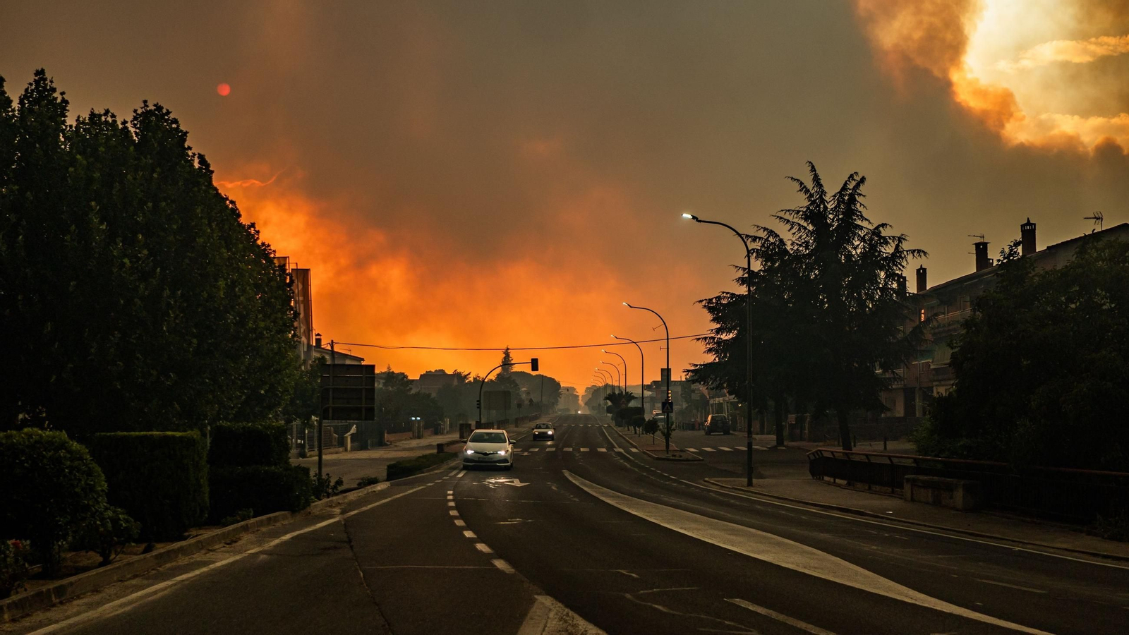 Llamas del incendio forestal, a 25 de julio de 2026, en La Adrada, Ávila, Castilla y León (España).