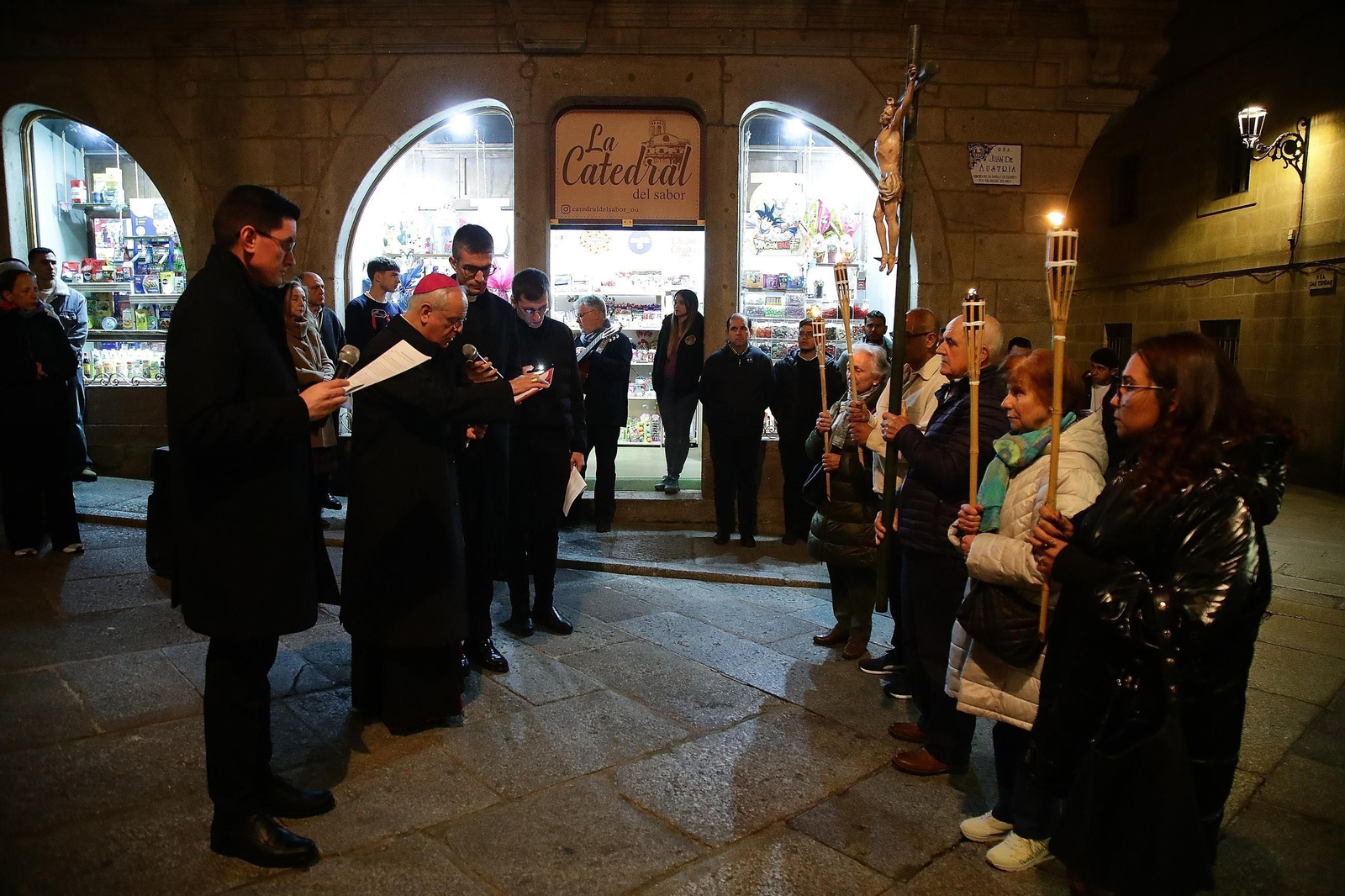 Galería | El via crucis del Cristo de los Desamparados, en fotos