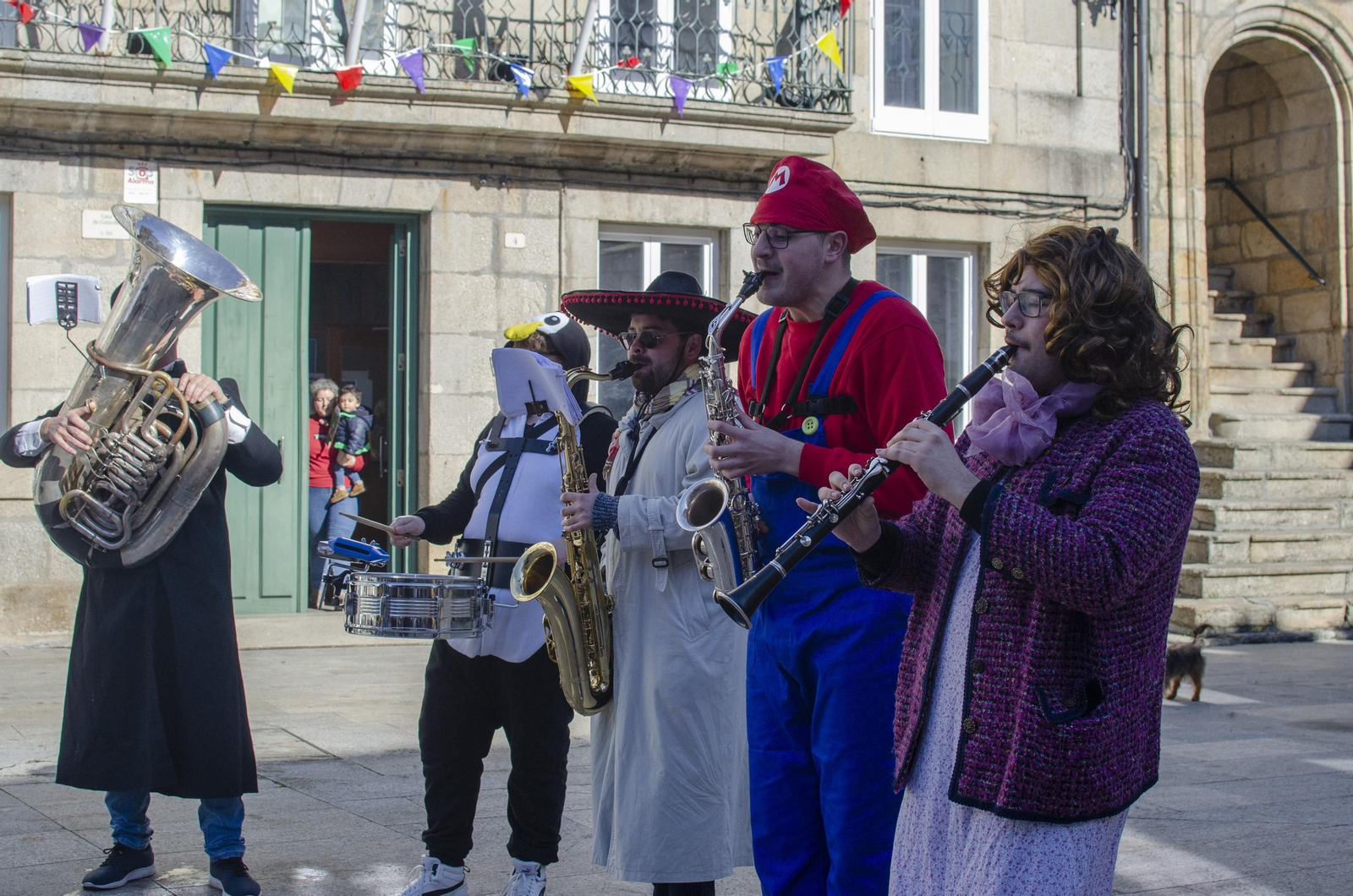 Los niños animan las calles de Ribadavia con el desfile escolar de Entroido