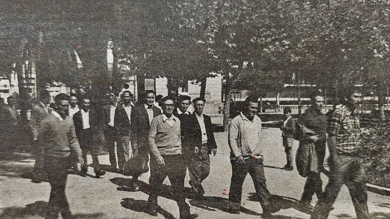 Los viticultores de Macendo por el Parque de San Lázaro camino de la Delegación Sindical.
