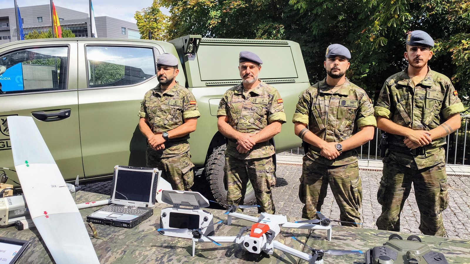 Militares de la Brilat muestran drones que se usarán en la vigilancia de montes.