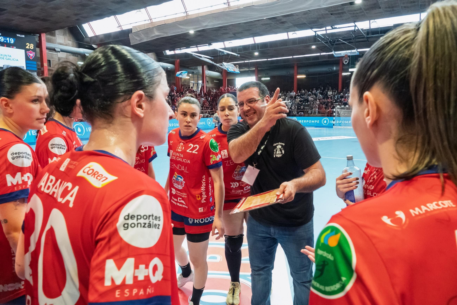 Isma Martínez da indicaciones en un tiempo muerto del balonmano Porriño.