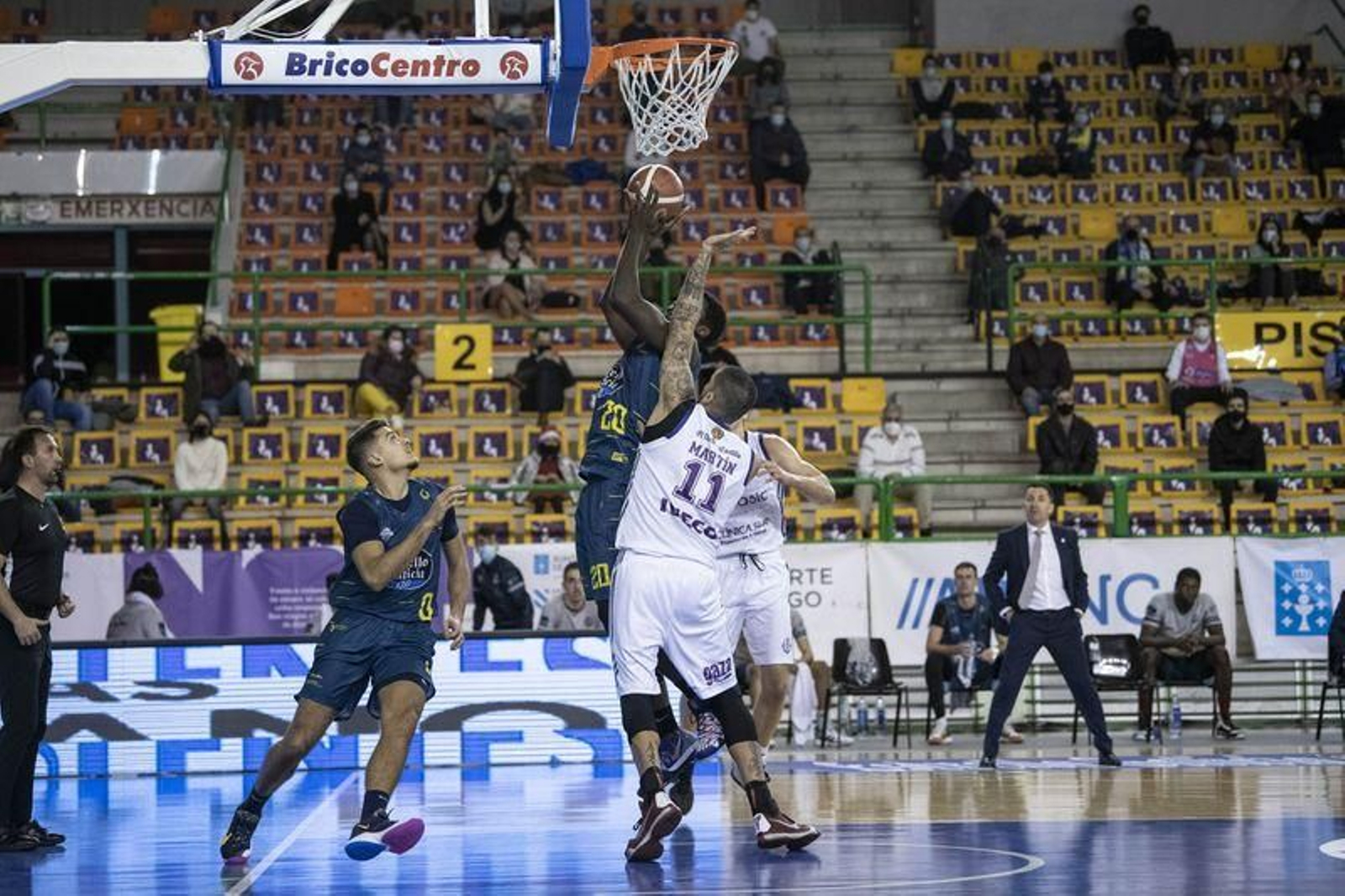 Partido de LEB Oro en el Pazo Paco Paz entre el COB y el Valladolid // FOTO: ÓSCAR PINAL