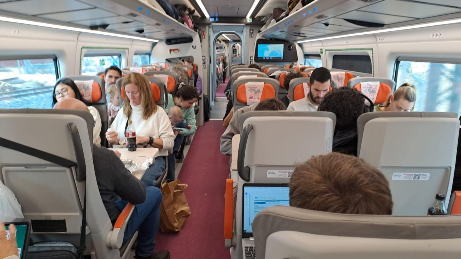 Pasajeros del tren Madrid-Ourense este jueves 12 de febrero.