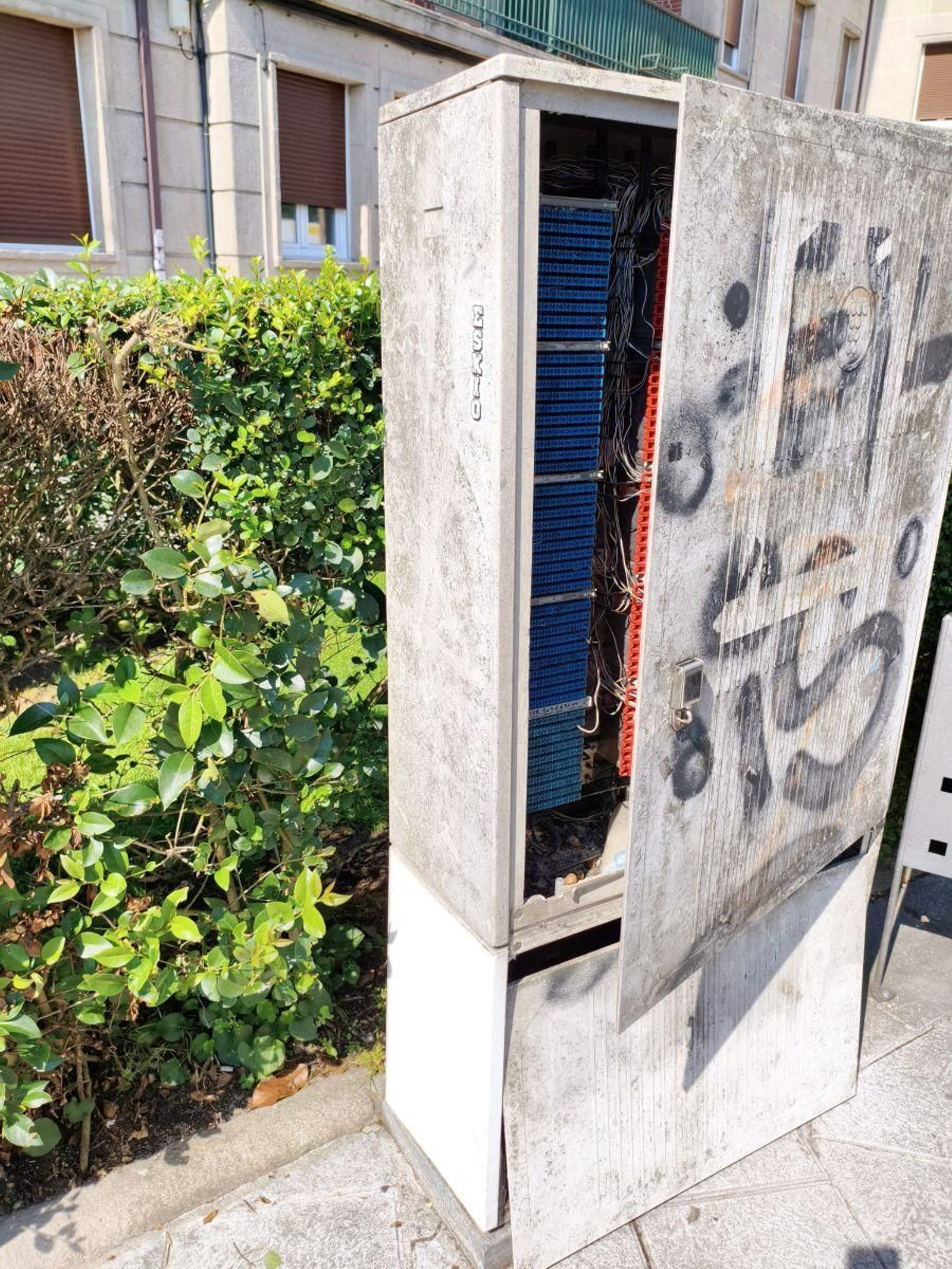 Cuadro eléctrico vandalizado