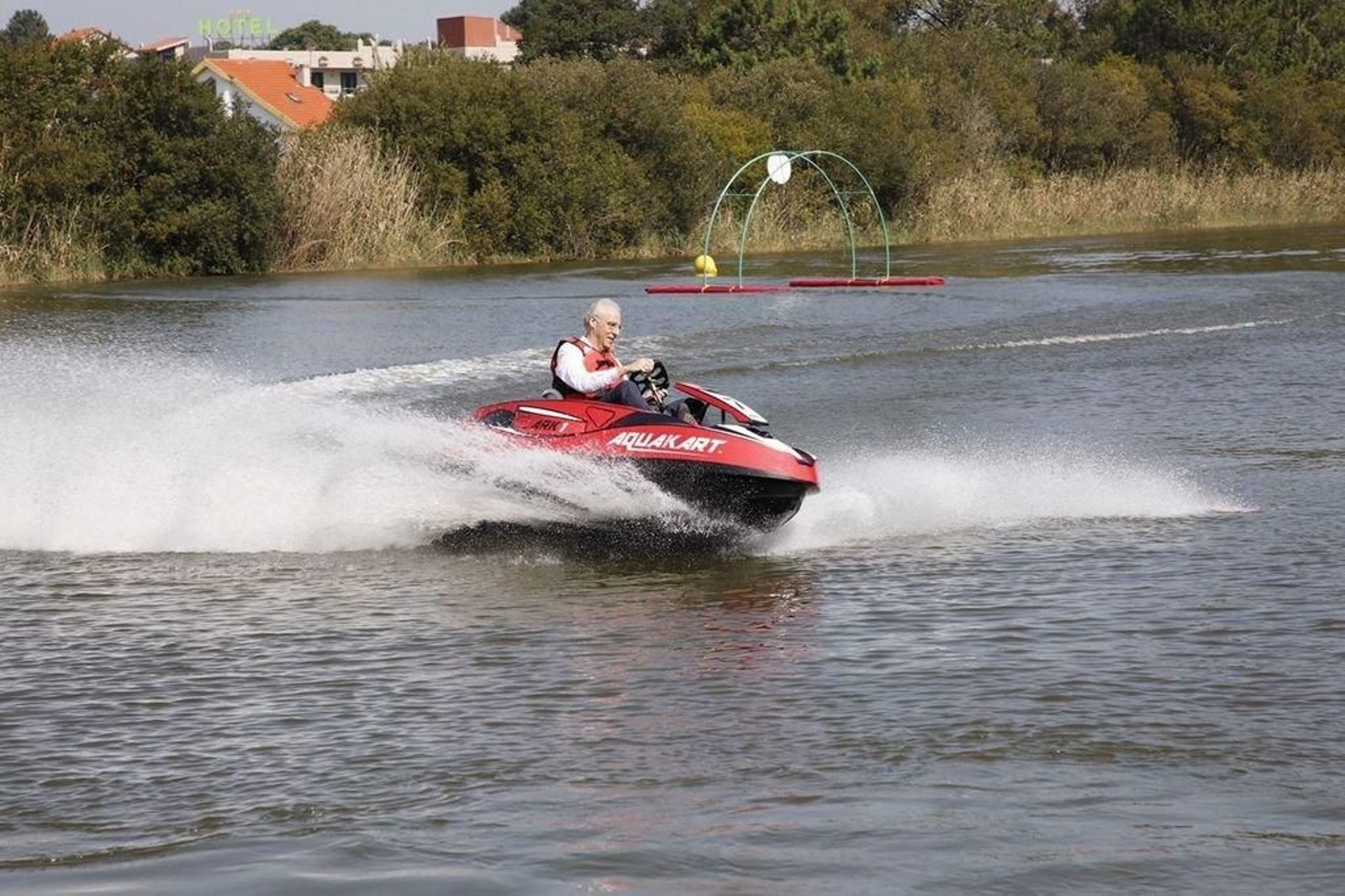 Al conselleiro de Industria le subió la adrenalina en su paseo en kart acuático.