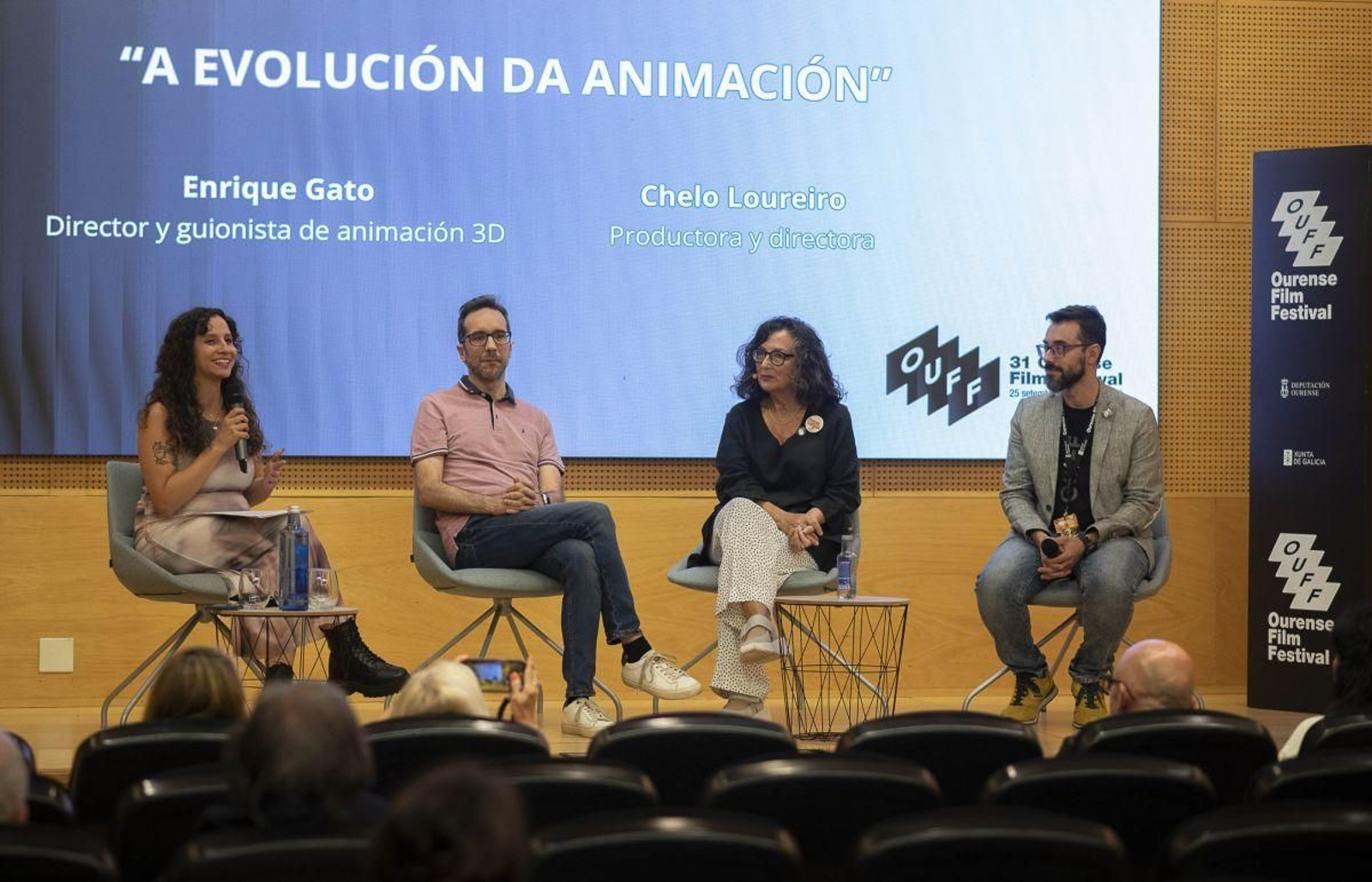 La periodista de Telemiño, Natalia Yáñez, presenta a Enrique Gato y Chelo Loureiro, ante la antenta mirada del director del OUFF, Óscar Doviso.
