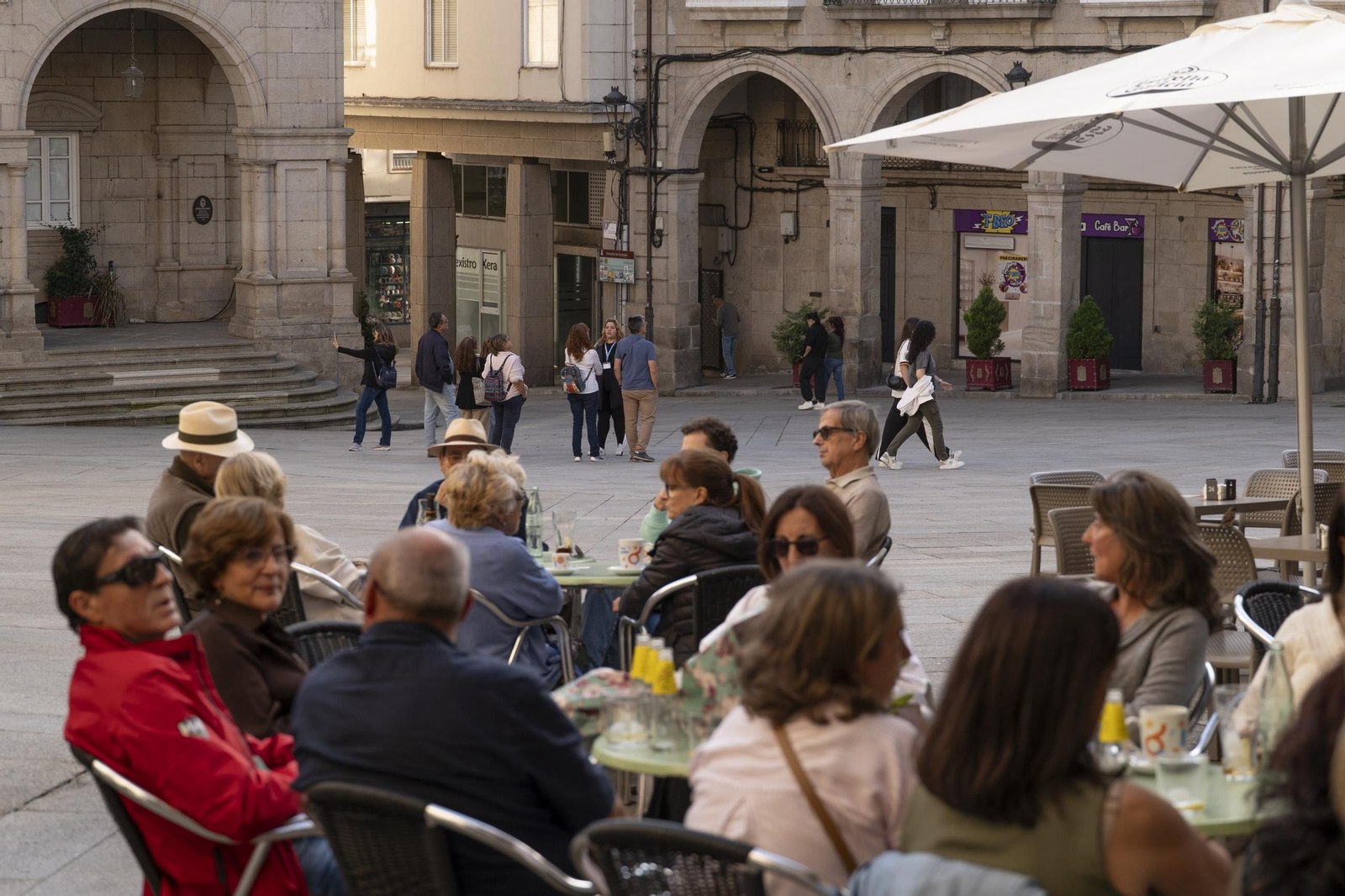 Galería | Sol, turistas y mucho ambiente en la ciudad de Ourense, en fotos