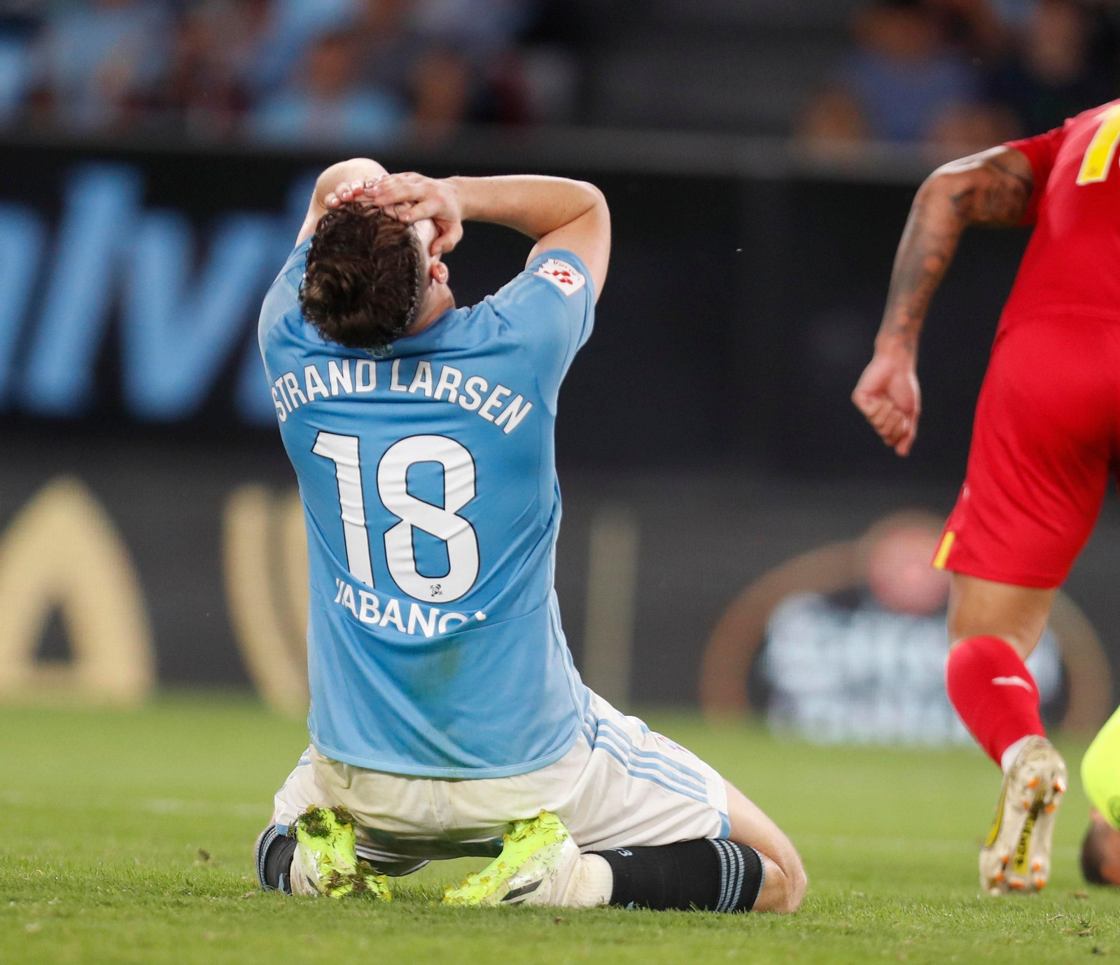 Larsen lamenta una ocasión fallada.