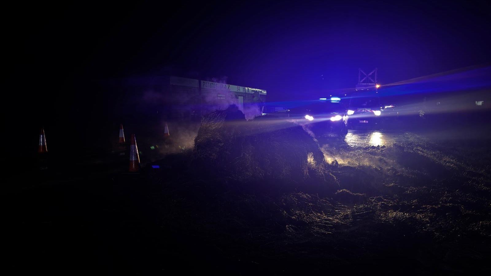 Rollos de paja bloqueando la N-525