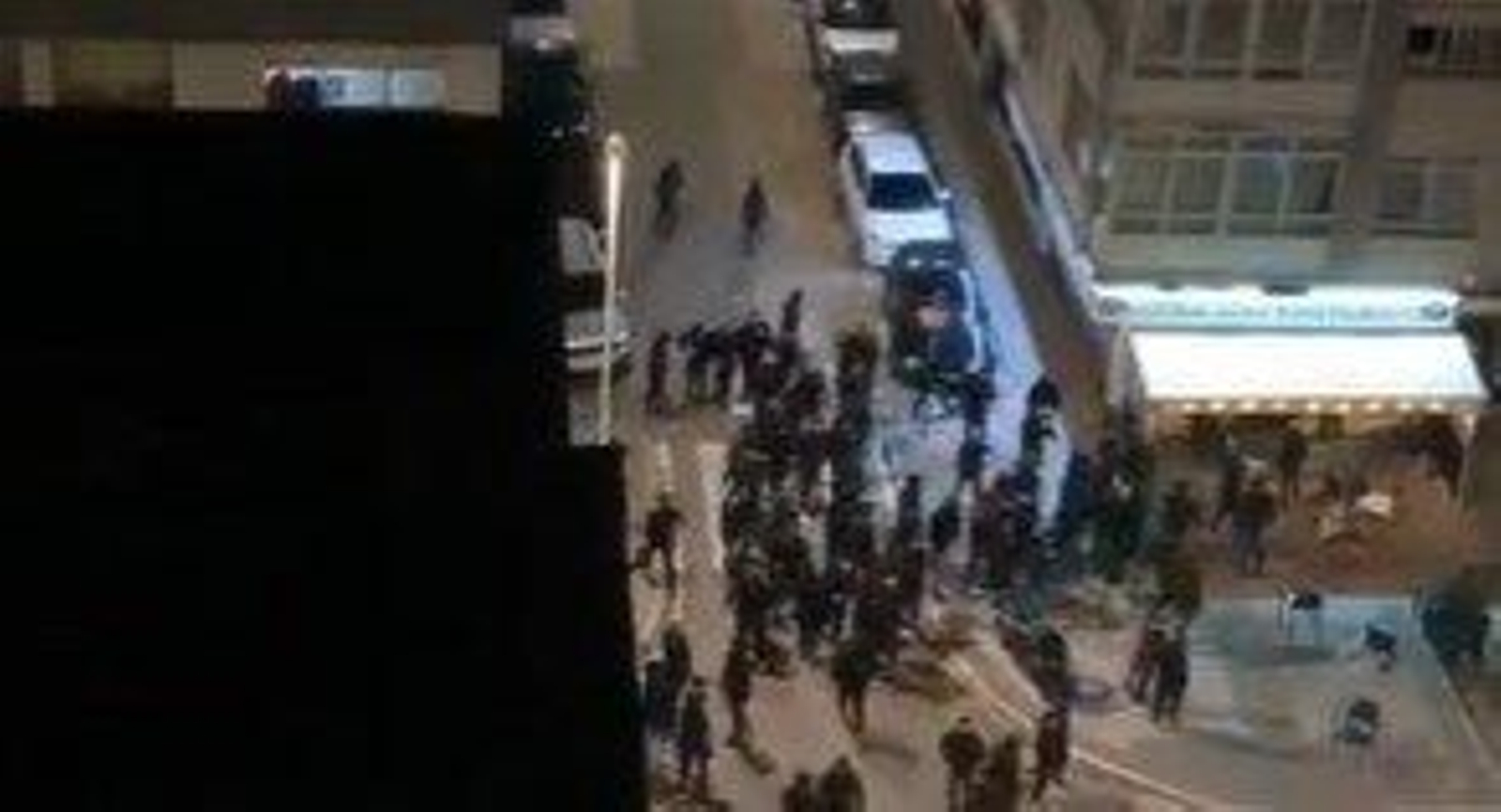 Un grupo de ultras del Málaga durante la noche de este sábado.