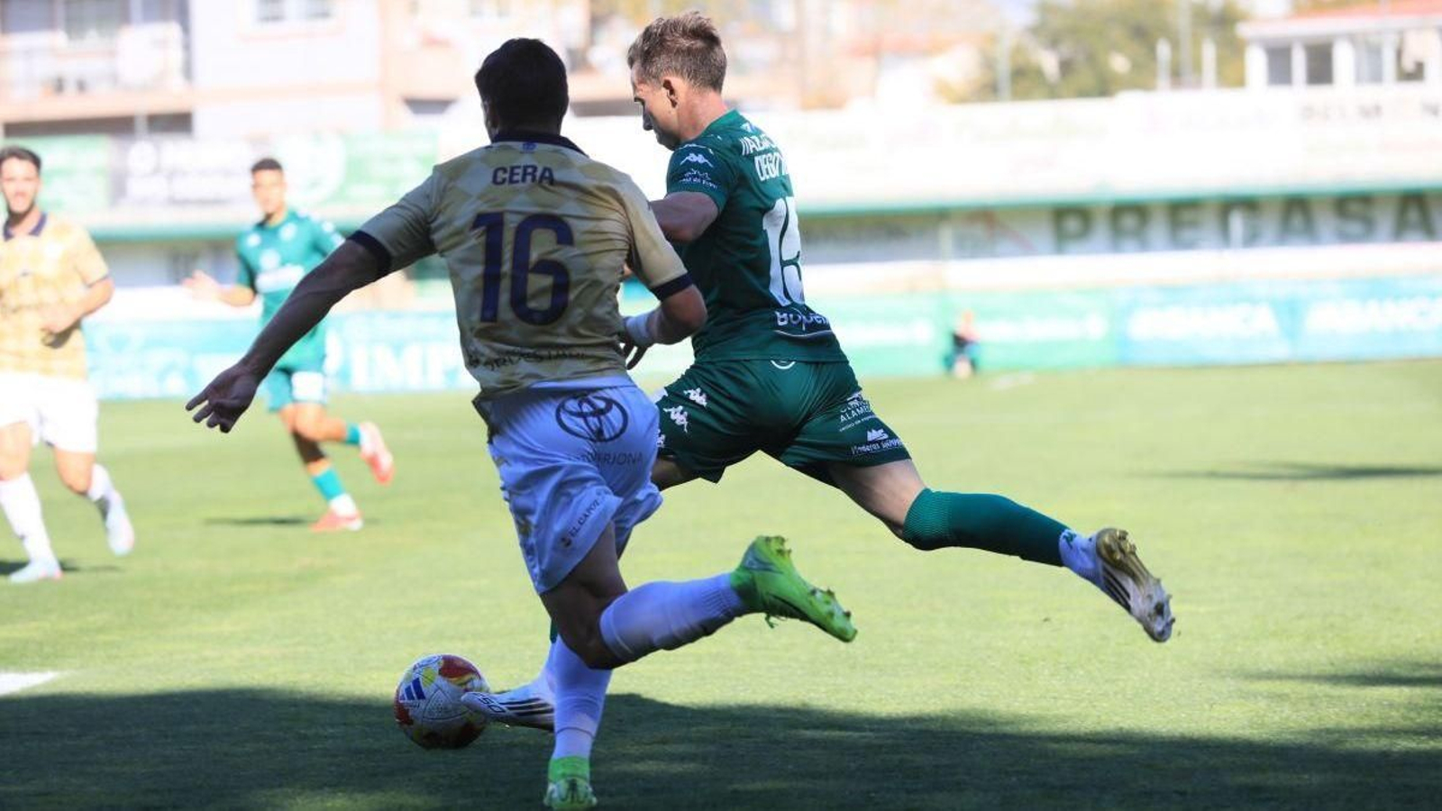 El defensa Miguel Cera, en un partido con el Guadalajara disputado en el campo de Espiñedo ante el Arenteiro.
