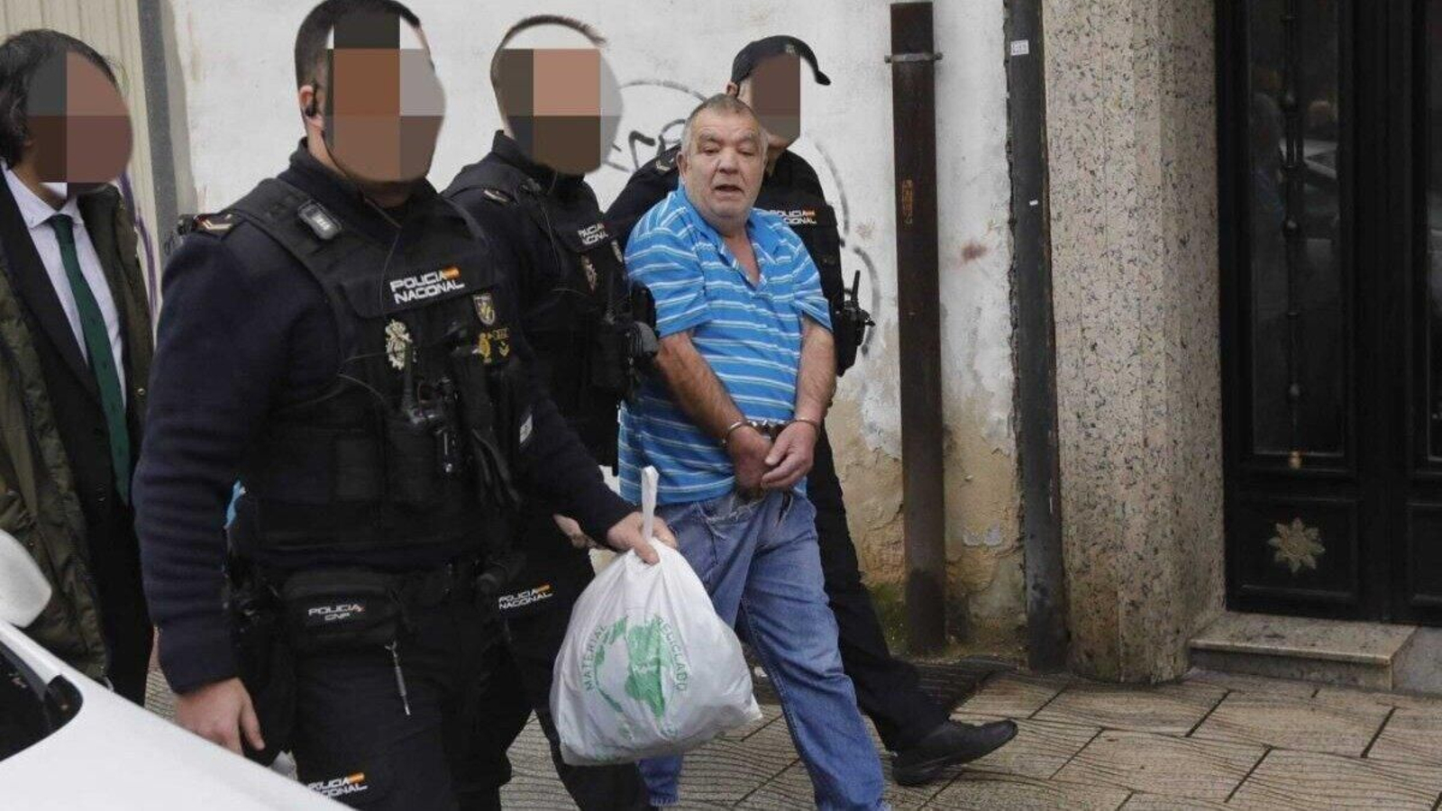 Agentes de la Policía acompañan al detenido por el asesinato de una mujer. | Foto: Agencias