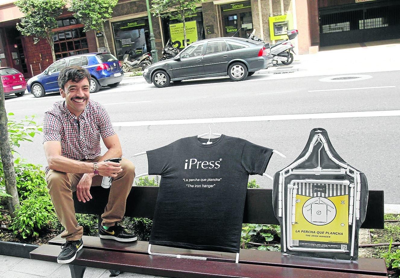 Las arrugas desparecen mejor si se coloca la prenda seca sobre la percha y se humedece.