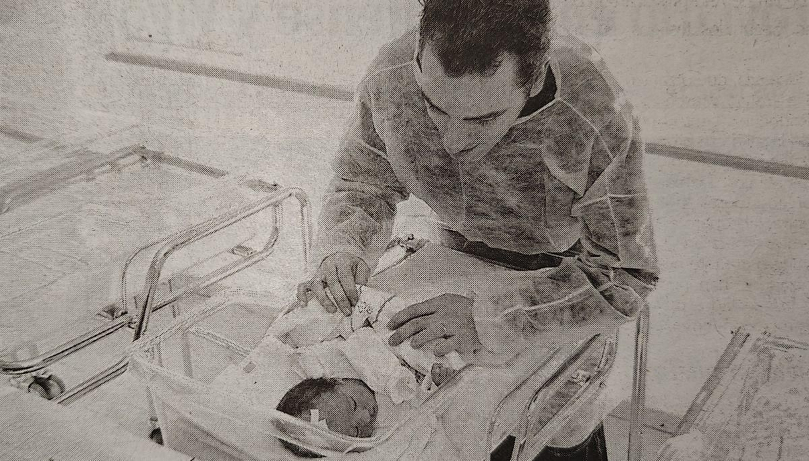 Manuel Outeiriño junto a su hijo, el primer ourensano del siglo y del milenio.