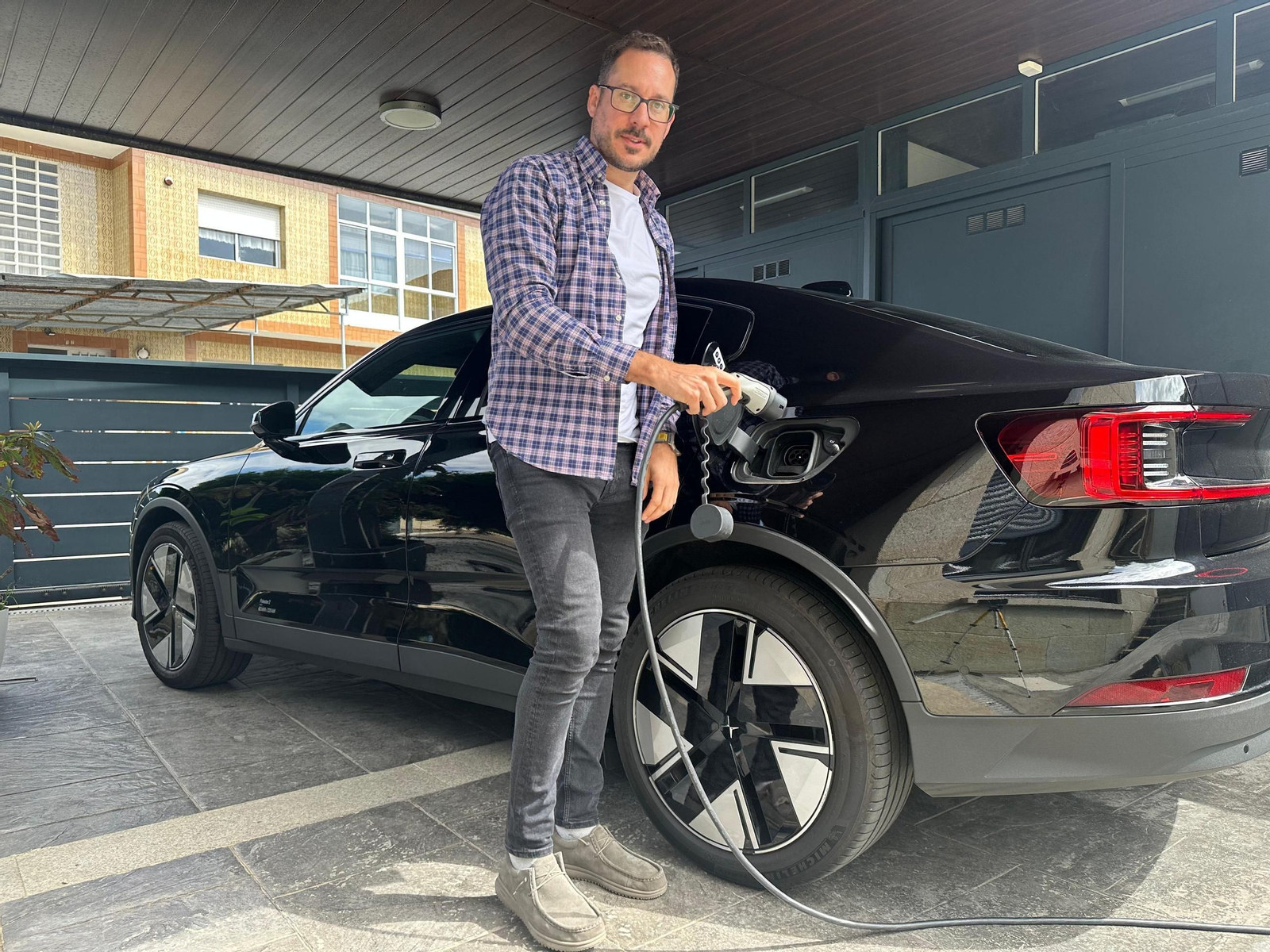 Martín Méndez, delegado en la provincia de la Asociación de Usuarios de Vehículos Eléctricos, recargando su coche.