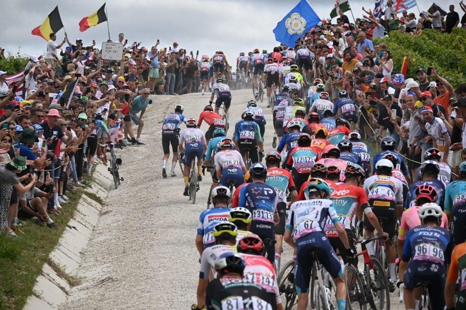 Algunos se bajaron de la bicicleta en las zonas de tierra y gravilla.