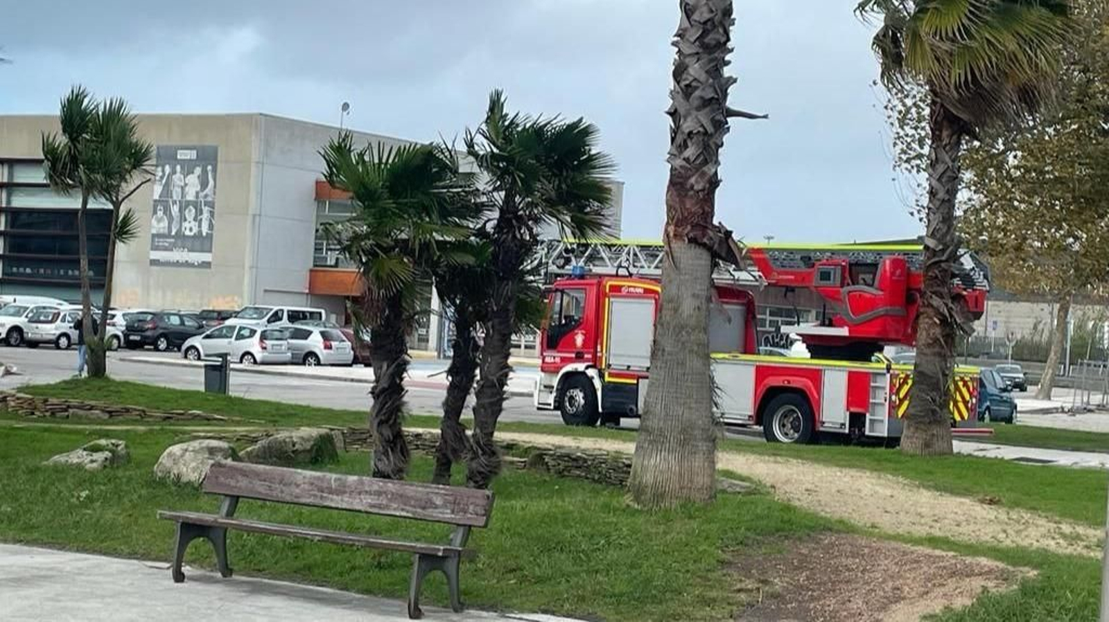 Un camión de Bomberos, junto al pabellón municipal de Bouzas, este sábado.