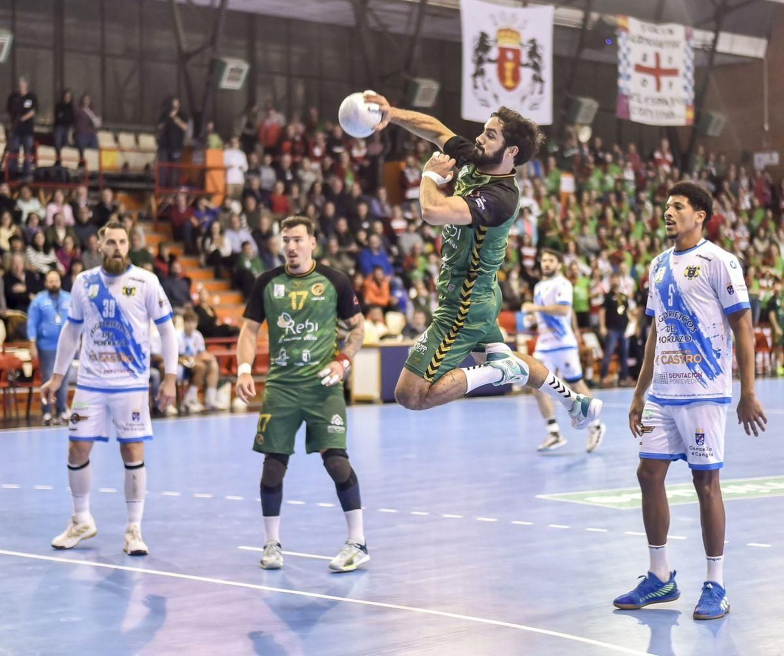 El Balonmán Cangas perdió ayer en la visita al Cuenca y sigue en descenso.